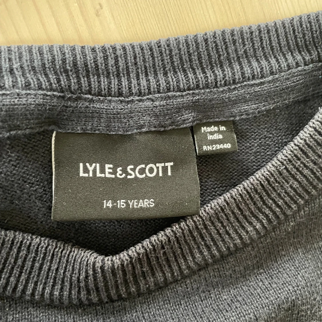 Mörkgrå stickad tröja från Lyle & Scott - 2