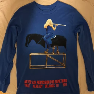 Beyonce - Cowboy Carter Tour Longsleeve - Merch från Beyoncé- Cowboy Carter tour, köpt i Paris Stade de france. Tröjan är i storleken S och består av 100% bomull. Köpt för 80 euros (880kr) och tröjan är helt oanvänd.