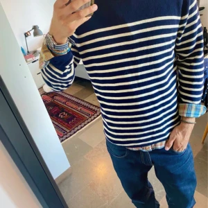 Ralph Lauren stickad tröja  - Stickad tröja från Ralph Lauren. Nytt skick endast använt få gånger. Perfekt under hösten och vintern. Tröjan har storlek M men skulle själv klassa den som L.                                                                               Vid funderingar skicka ett meddelande!