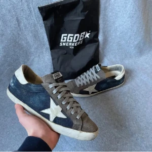 Golden goose superstar - Golden goose superstar i storlek 41. Bra skick använt fåtal gånger och inte sliten i sulan som många andra golden goose. Hör av dig för fler frågor😊