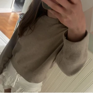 Beige stickad tröja från Mango  - Supermjuk beige stickad tröja från Mango med rund halsringning och breda ribbade muddar vid ärmslut och nederkant. Perfekt för lager-på-lager och chill dagar. Enkel och stilren design som funkar till allt. Lite nopprig som syns på sista bilden❤️