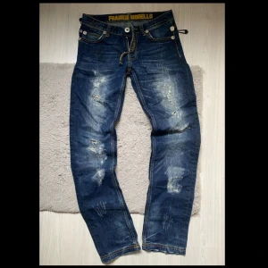 Jeans med snygga slitningar  - Feta jeans med slitningar från Frankie Morello, passar 30/32, skriv vid funderingar! 