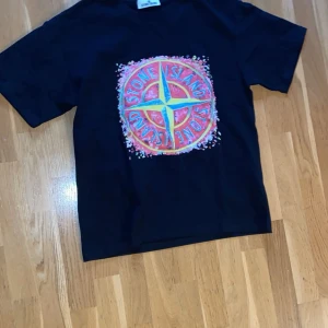 Svart Stone Island t-shirt - Säljer min unika Stone Island T shirt. Den är i oanvänt skick och i storlek M/L. Kan köra meet ups, i Stockholm. 