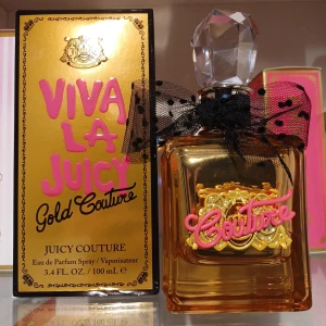 Juicy Couture Viva La Juicy Gold 100ml EdP - Viva la Juicy gold couture parfym av Juicy Couture. 100ml. Endast sprejtestad någon enstaka gång, men är typ helt full och som ny🥰Låda medföljer. Nypris ca 686 kr.