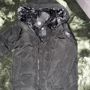 Canada Goose - Macmillan Parka - Tjena! Säljer min jacka eftersom att den inte passade mig. Den är helt ny asså helt helt ny. Storlek S. Har ni fler frågor så tveka inte på att skriva i pm