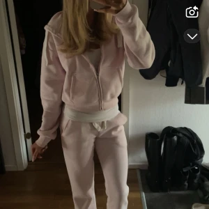 SÅ SÖT ROSA SETT - Så himla fint rosa sett från Gina. Storlek XS u båda tröjan och byxorna 350kr för båda tröjan och byxorna 