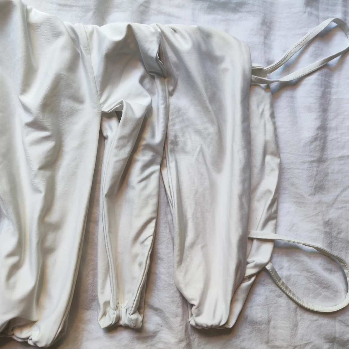 Vit omlott kortklänning med smala axelband - 1