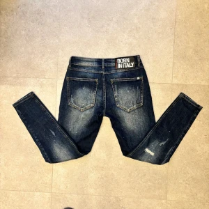 Unika Jeans från Alessandro Zavetti - Väldigt eftertraktade och unika jeans från italienska märket Alessandro Zavetti 🇮🇹 Skick 9/10 Jeansen är endast använda ett fåtal gånger | Model:  Slim fit | Storlek: W28 L30 | Nypris ligger på 899kr | Obs modellen säljs inte längre, därav väldigt eftertraktade | Det är bara att skriva om ni har frågor eller funderingar!