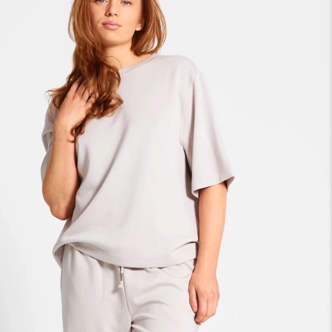 Beige oversized kortärmad tröja med byxor  - 1