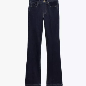 Mörkblå bootcut jeans - Snygga mörkblå jeans med bootcut passform och klassiska kontrastsömmar. Hög midja och raka ben som släpper ut vid ankeln. Perfekta för dig som gillar en tidlös och clean look. Tillverkade i jeansmaterial.