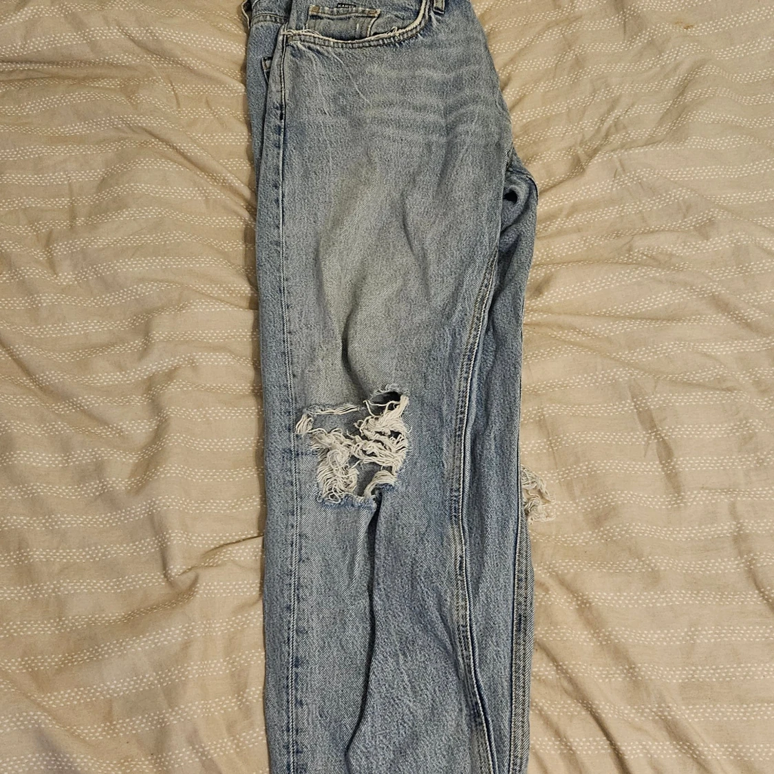 Ljusblå slitna jeans från Karve - 1