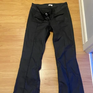 Svarta läder byxor  - Svart läderbyxor material  från Nelly! Står ingen storlek men tror 38! Lite nopprigt liknade mellan benen men inget man tänker på!