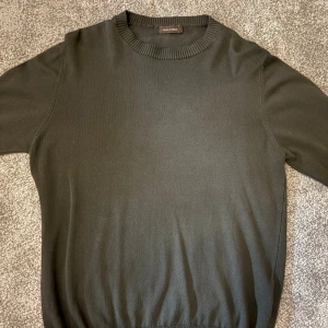 Mörkgrön tröja från Oscar Jacobson - Snygg mörkgrön tröja från Oscar Jacobson. Nypris 1499kr