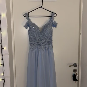 Balklänning  - En balklänning använd endast en gång i storlek ungefär Xxs men passar även en kort Xs