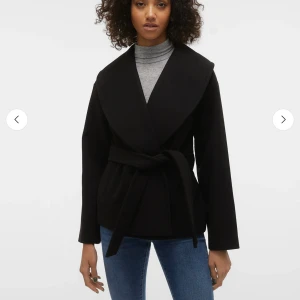 Svart jacka Vero Moda - Trendig svart jacka / kappa i strl XS från Vero Moda med bred krage och knytbälte i midjan. Har aldrig använt den då jag köpte två sånna kappor i olika storlekar. Passar perfekt till kallare väder, både höst och vinter. 