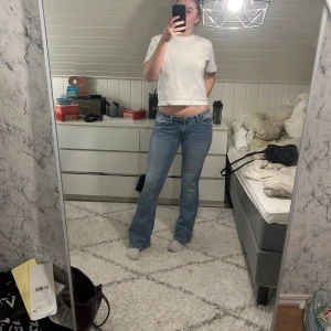 For real low waist bootcut jeans från gina tricot 14+ - Säljer dessa ursnygga low waist tall jeans från Gina Tricot 14+!  Dom är endast tvättade och provade men aldrig använda☺️  Dom är långa på mig som är 177 och innebenslängden är 87cm🥰 Helt slutsålda på nätet och finns inte i butik!  Passar inte priset, kom med prisförslag!🫶🏼