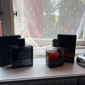 Två populära herrparfymer säljes - Snygga och trendiga parfymer: Bleu de Chanel Eau de Parfum och Emporio Armani Stronger With You Absolutely. Perfekta för dig som vill sticka ut och känna dig fräsch. Volym på Armani: 100 ml (3.4 fl oz). ⚠️Dom håller dåligt!! Köpts på Plick, vet ej om dom förvarats dåligt ellr kopior, därav priset))