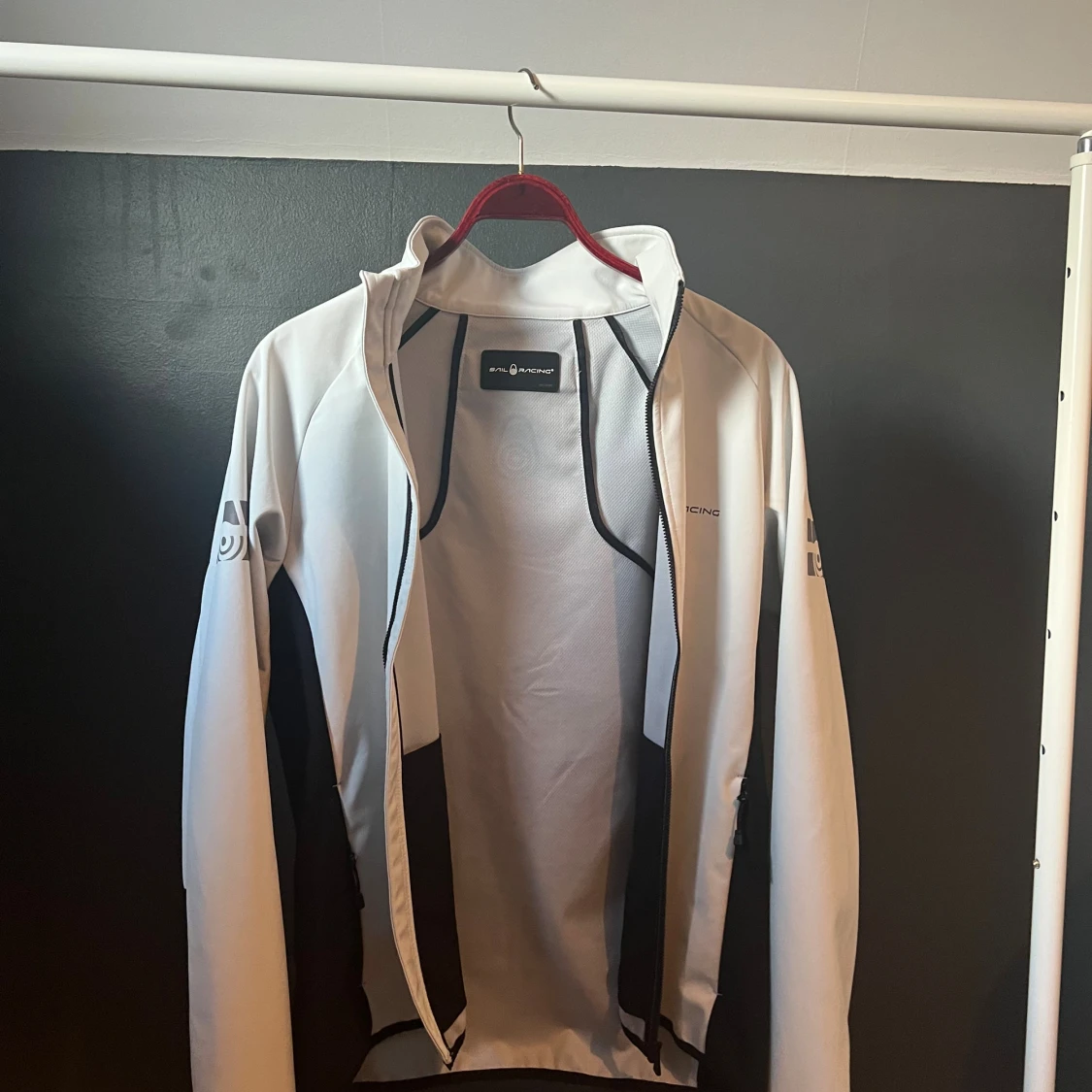 Vit vindjacka från Sail Racing  - 4