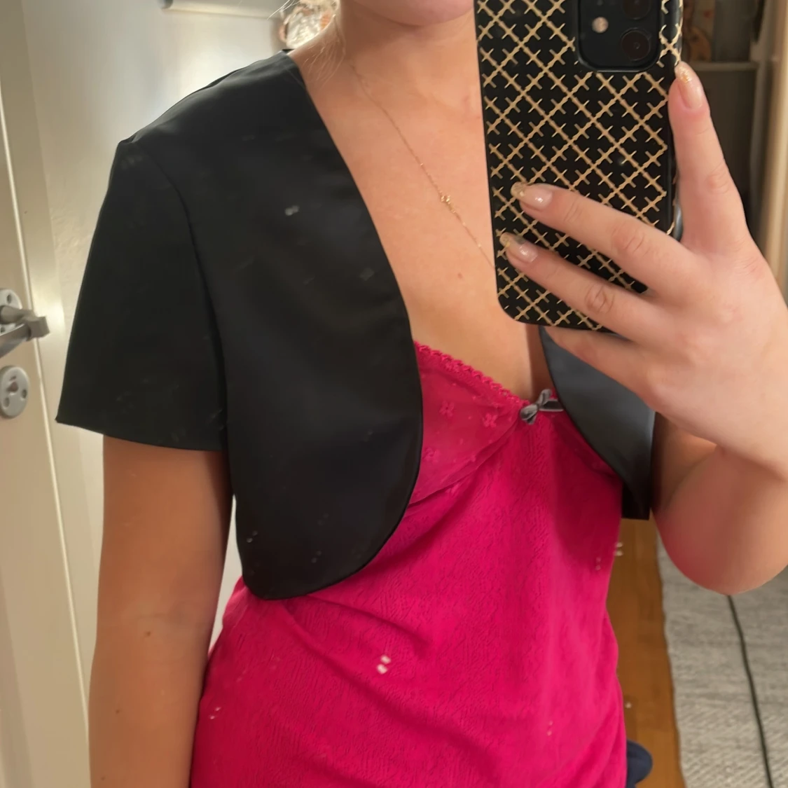 Svart kort väst i satin