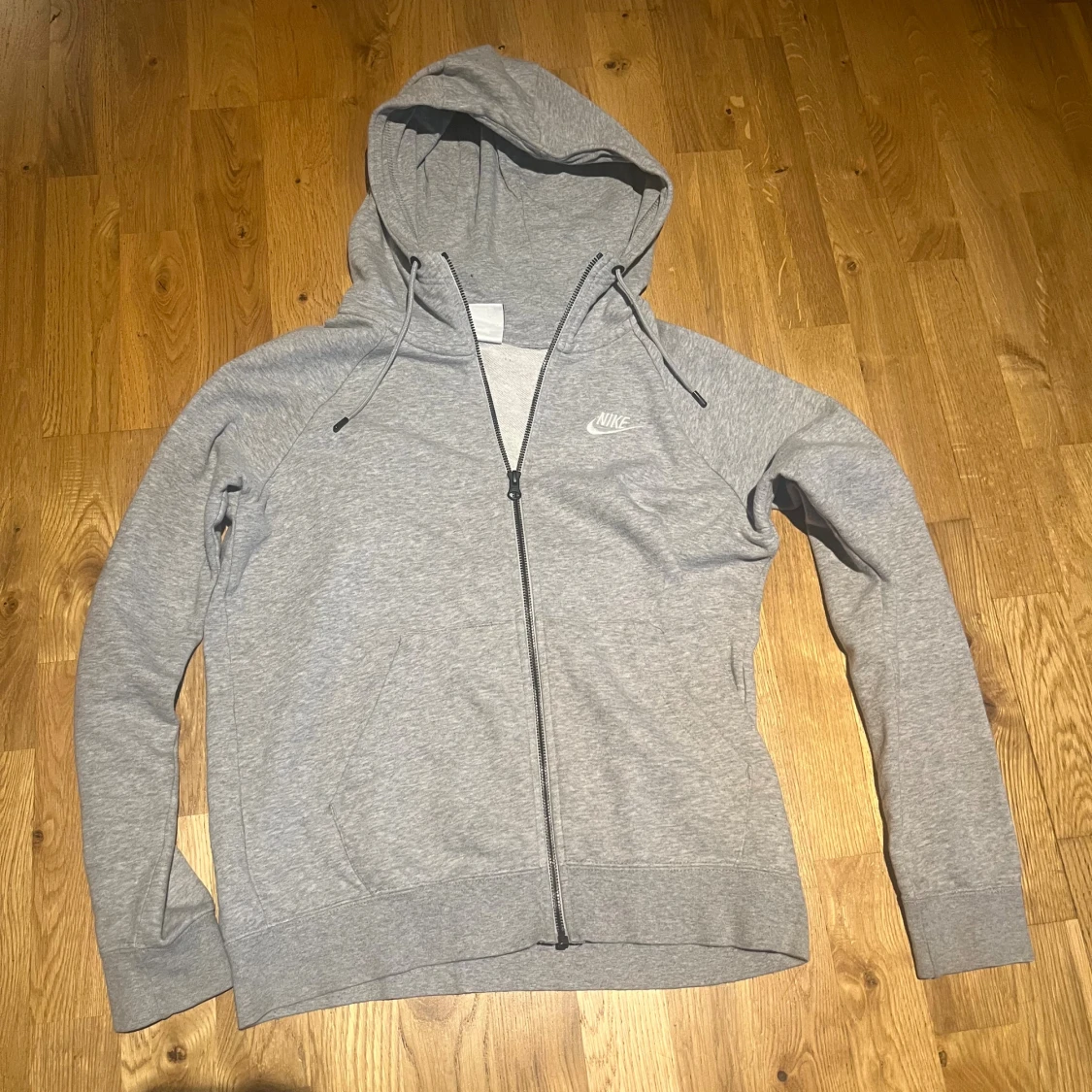 Grå Nike hoodie med dragkedja - 1