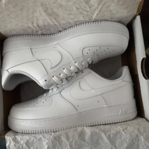 Nike Air Force 1 Low helvita sneakers - Nike Air Force 1 Low sneakers. Helt nya och aldrig använda. Storlek 45 och passar dem mesta outfits.