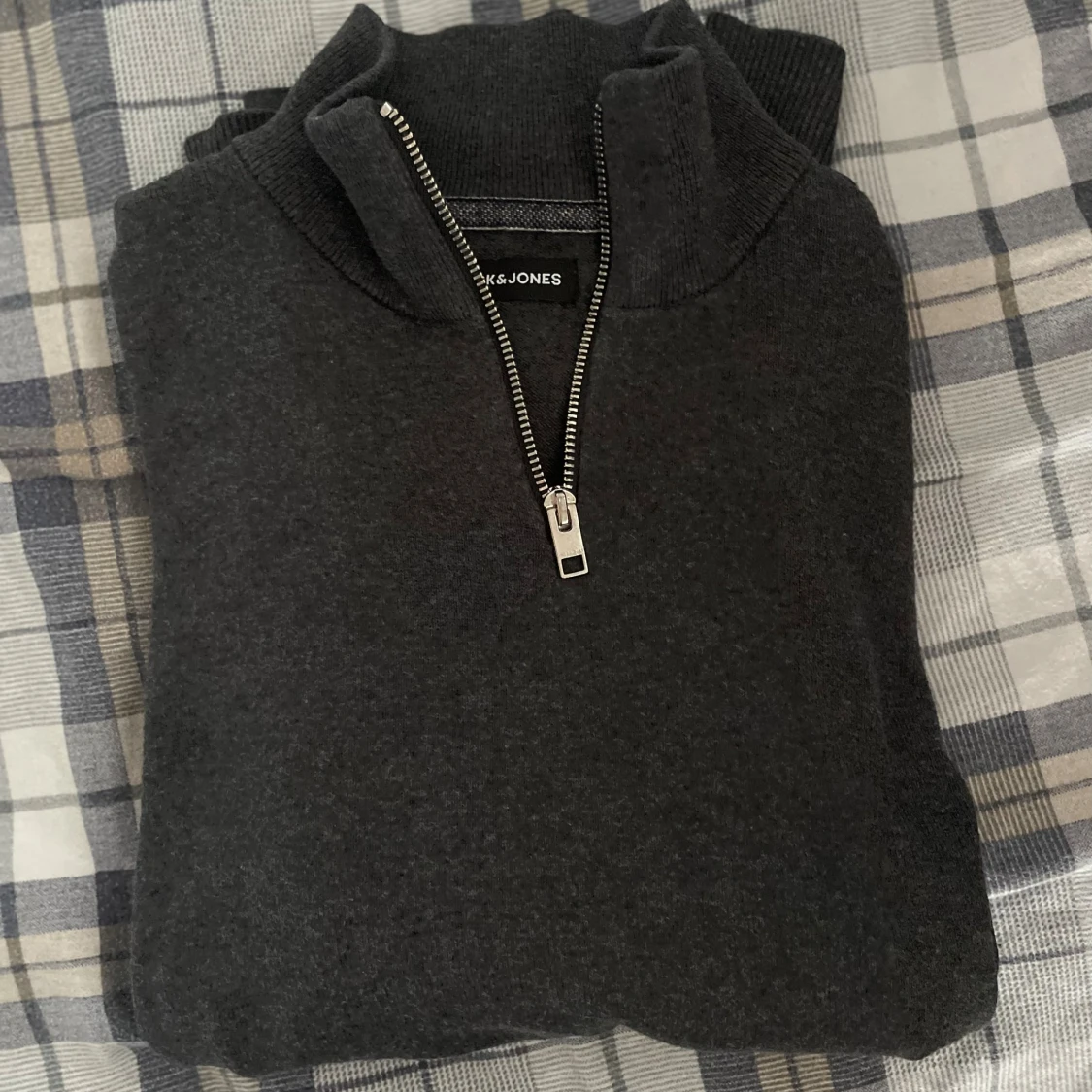 Mörkgrå stickad tröja med half zip - 1