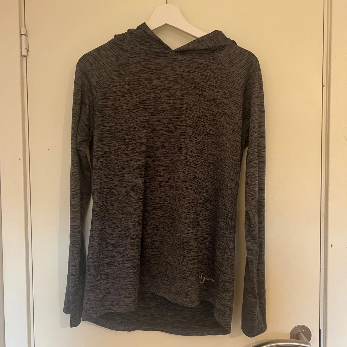 Mörkgrå hoodie från Ullared 