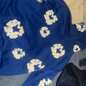 Blå och svart hoodie från denim tears - Två hoodies i blått och svart, Den svarta passar sig som är 170-185 60-80 kilo Den blåa passar dig som är 180-200 cm och väger 60-100 kilo