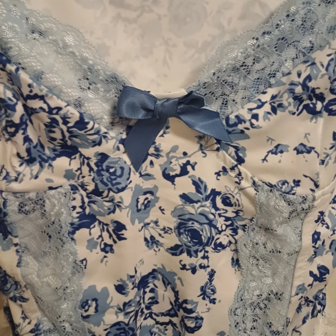 Blommig topp med spets och rosett - 1