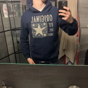 Marinblå Scandi Hoodie - Säljer denna eftertraktade Scani hoodien. Tröjan är i storlek S och passar 167-178. Det är bara att skriva vid minsta fundering