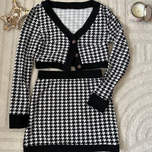 Svartvit rutig kortkjol - Säljer en snygg svartvit kortkjol med klassiskt hundtandsmönster. Kjolen har en rak passform och bred resår i midjan för extra komfort. Perfekt att matcha med en croppad kofta eller stickad tröja.