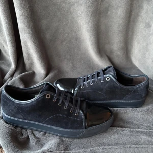 Lanvin skor  - Lanvin skor med marinblå mocka och sula | originalstorlek: uk12/45, fråga om innermått vid osäkerhet | ingår: endast skorna | fraktar spårbarhet eller möts upp i Täby📍