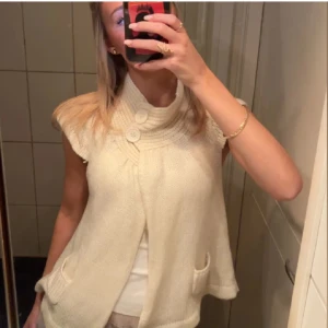 Vit stickad kofta med stora knappar - Säljer denna efterfrågade koftan💕💕 väldigt bra skick 