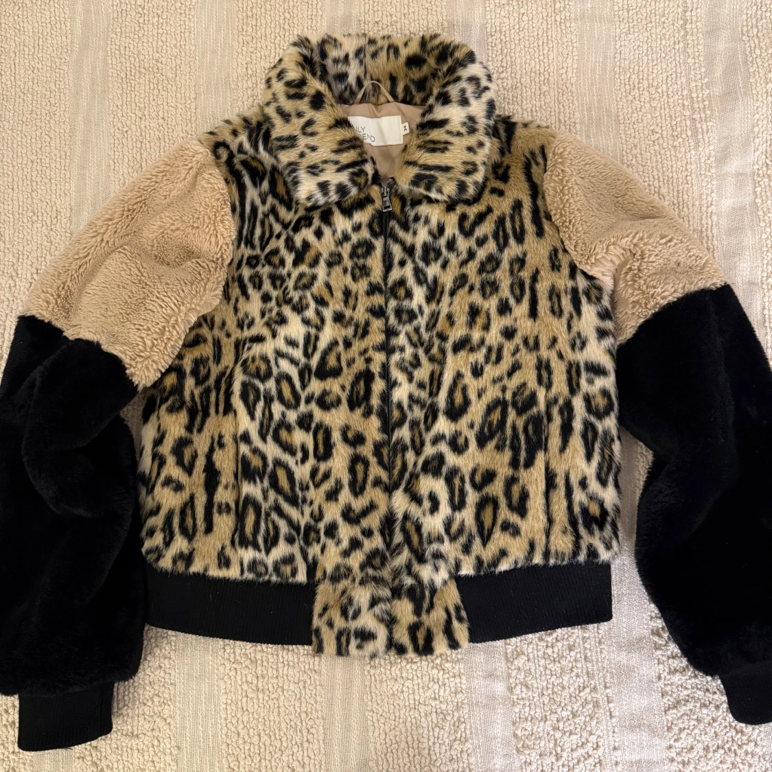 Leopardmönstrad teddyjacka