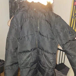 Moose Knuckles Jacka - Storlek XL, men passar för L och M perfekt! Vid snabb affär 2500 utan konstigheter. Kvitto finns ej har haft den i flera år men den är i gott skick utan konstigheter!