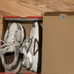 Nike VS 5NR - Nike sneakers i vitt och silver med bruna detaljer. Skickas med original förpackning.