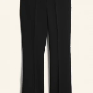 Svarta kostymbyxor med raka ben - Snygga svarta kostymbyxor med en  medelhög midja och raka ben. Byxorna är från Bikbok och använda ett fåtal gånger. Sitter super fint både fram och baktill.💕