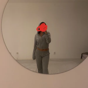 Grå mjukisbyxor med kofta - Säljer ett par grå mjukisbyxor med resår i midjan och avslappnad passform. Perfekta för chill dagar hemma eller när du vill vara bekväm men ändå se snygg ut. Byxorna är i mjukt material och har en klassisk look.