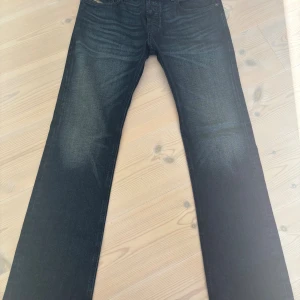 Diesel zatiny jeans 31W34L - Mörkblå diesel zatiny jeans i en snygg tvätt med en snygg passform. De är 31 i waist och 34 i length. 