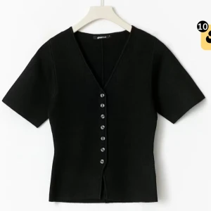 Svart stickad tropp - Svart stickad topp från Gina Tricot! Använd några gånger🫶🏻 Skriv privat för bilder på!