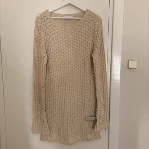 Beige stickad kortklänning - Superfin klänning som aldrig är använd, nypris 600kr💕