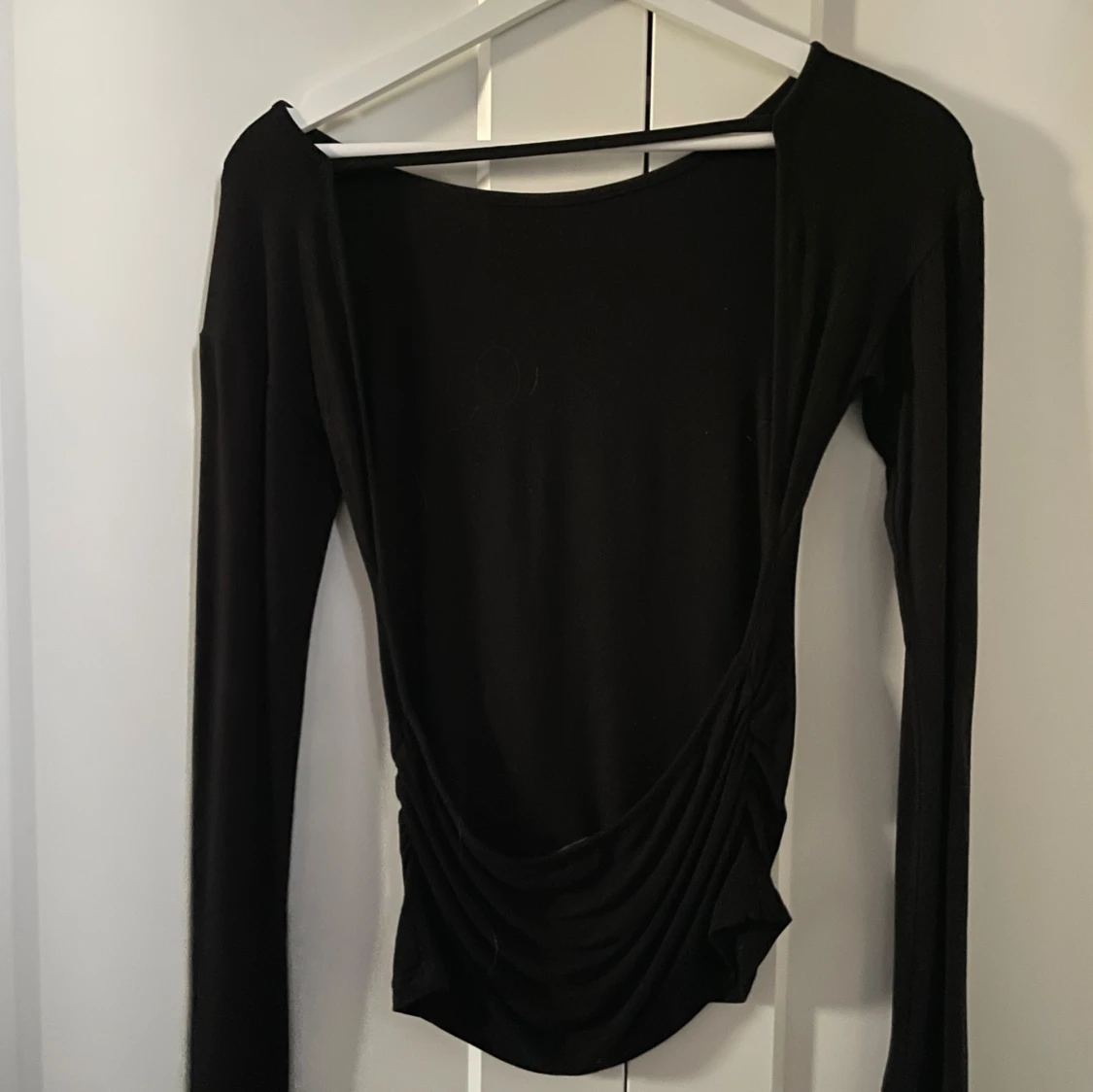 Svart långärmad topp med öppen rygg