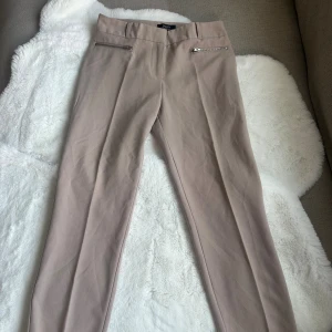Beigea kostymbyxor  - Mjukt material 🤎