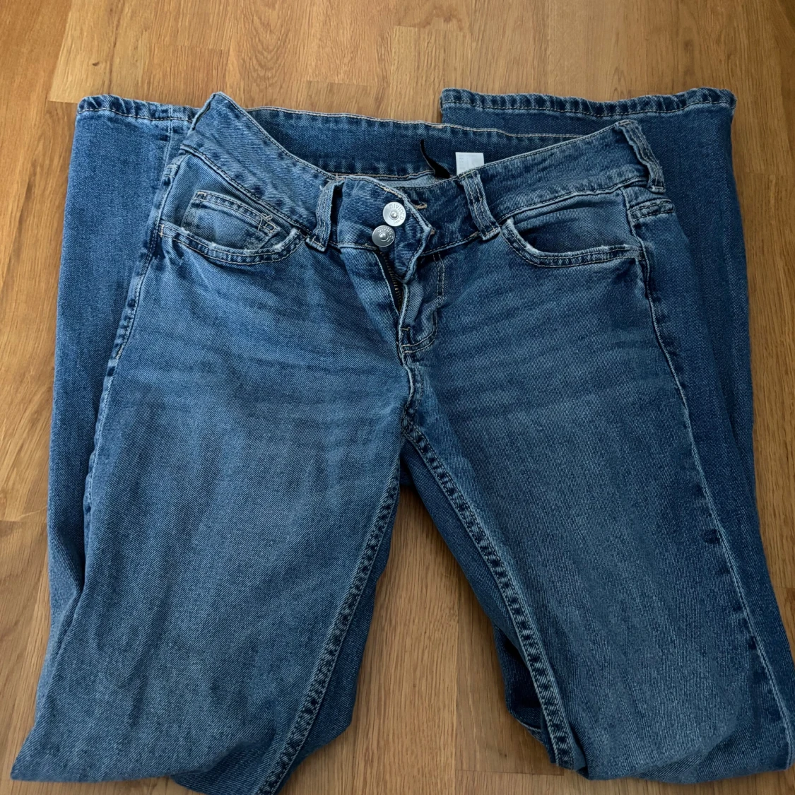 Blå bootcut jeans från Divided, stl 34 - 1
