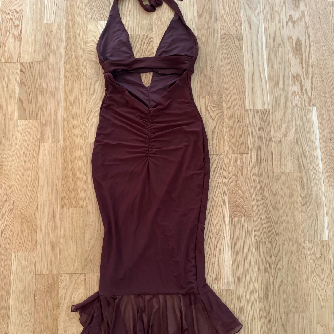 Brun halterneck långklänning med volang - 2