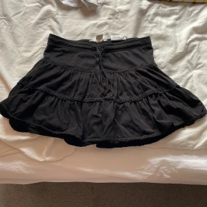 Svart volang kjol - Väldigt söt! Storlek 12y men är stor i storlek och Passar mig som bär xs 