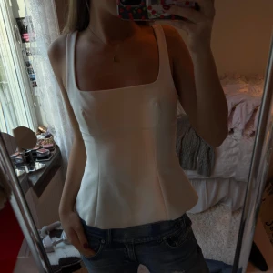 Zara topp - Gullig topp från Zara med en rosett i ryggen, endast använd en gång🥰