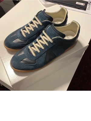 Mason margiela gats - Tjena! Säljer ett par riktigt stiliga Mason margiela gats i storlek 42. De är använda max 5 gånger och är i nästa nytt skick med inga defekter och nästan inga tecken på användning. Skorna är i storlek 42 men kan funka för folk som har storlek 41-43 då folk har olika former på foten och ens egna preferenser på hur man vill att ens skor ska sitta. Äktighet bevis finns 