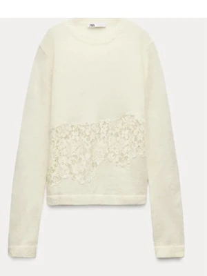 Vit stickad tröja med spets från Zara - Säljer en vit stickad tröja från Zara med lång ärm och snygg spetsdetalj över magen. Tröjan har en enkel, clean look med rund halsringning och känns både söt och stilren. Perfekt för dig som gillar romantiska detaljer.