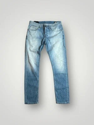 Dondup George Jeans - Tja säljer nu dessa riktigt snygga Dondup jeansen i storlek 33 där nypriset är cirka 4000kr och modellen är George, skick 9/10 vid minsta lilla fundering så är det bara att höra av sig!  Mvh Santén